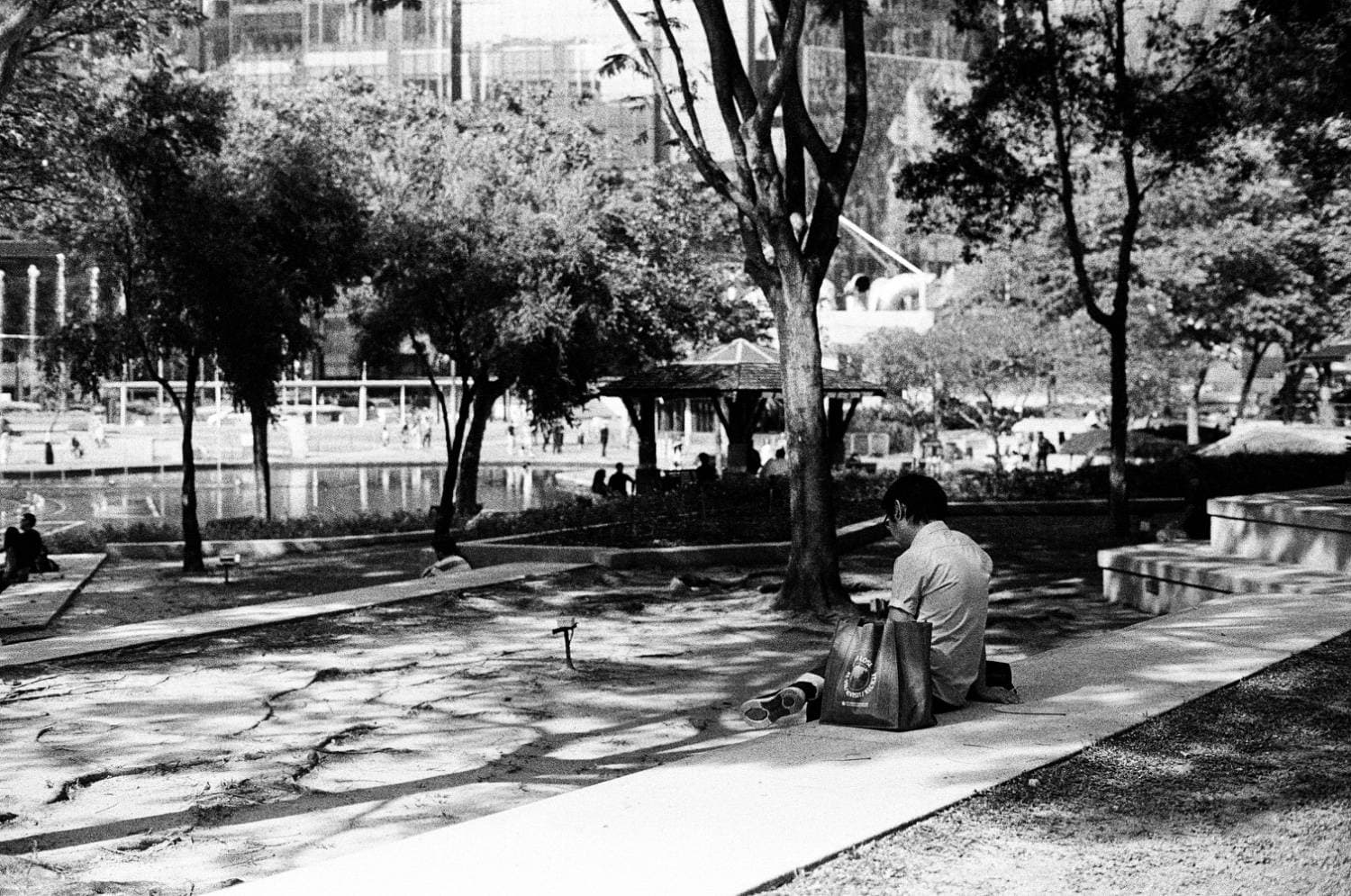 Το γόνιμο κενό: όταν η αλλαγή δεν έχει ακόμη πάρει μορφή